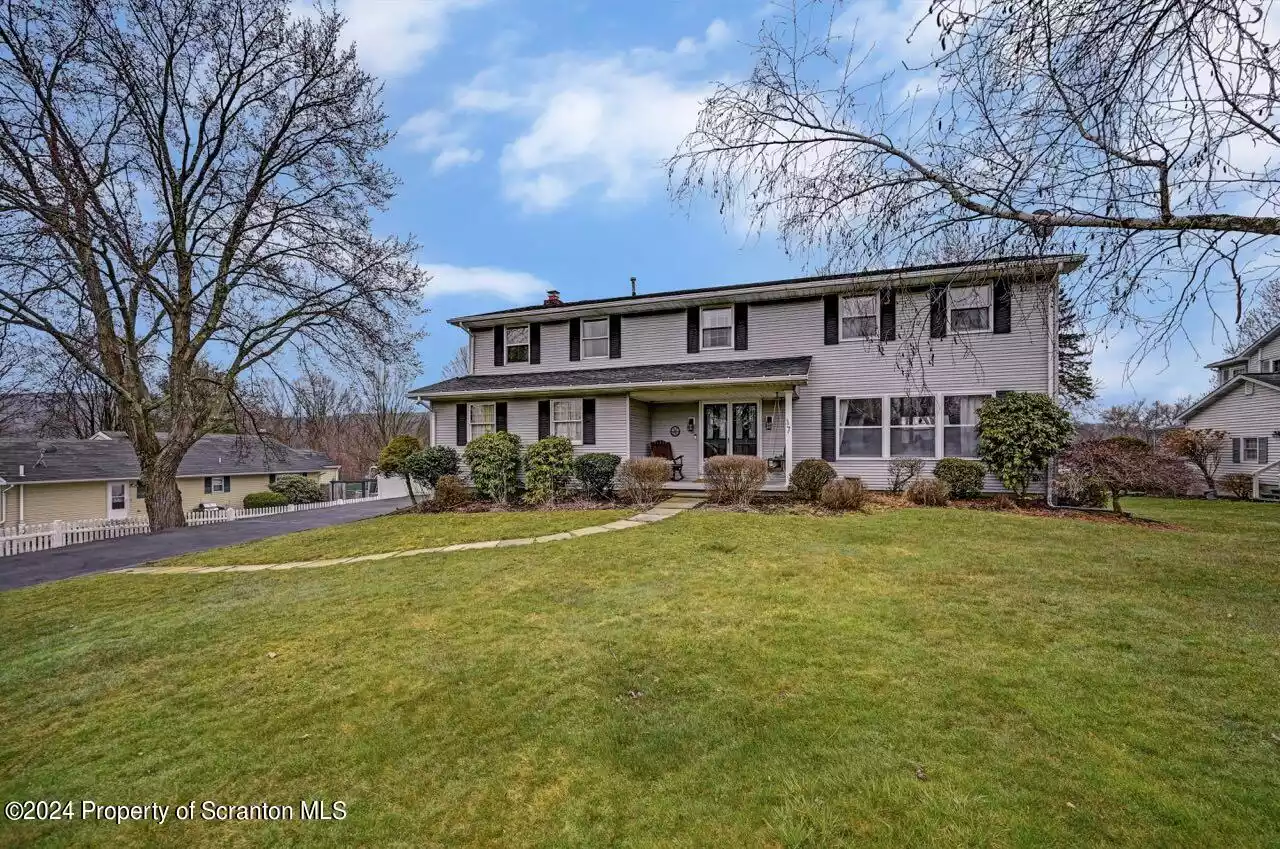7 Briar Hill Circle, Clarks Summit, Pennsylvania 18411, 10 Rooms Rooms,4 BathroomsBathrooms,Residential,For Sale,Briar Hill,GSBSC1750