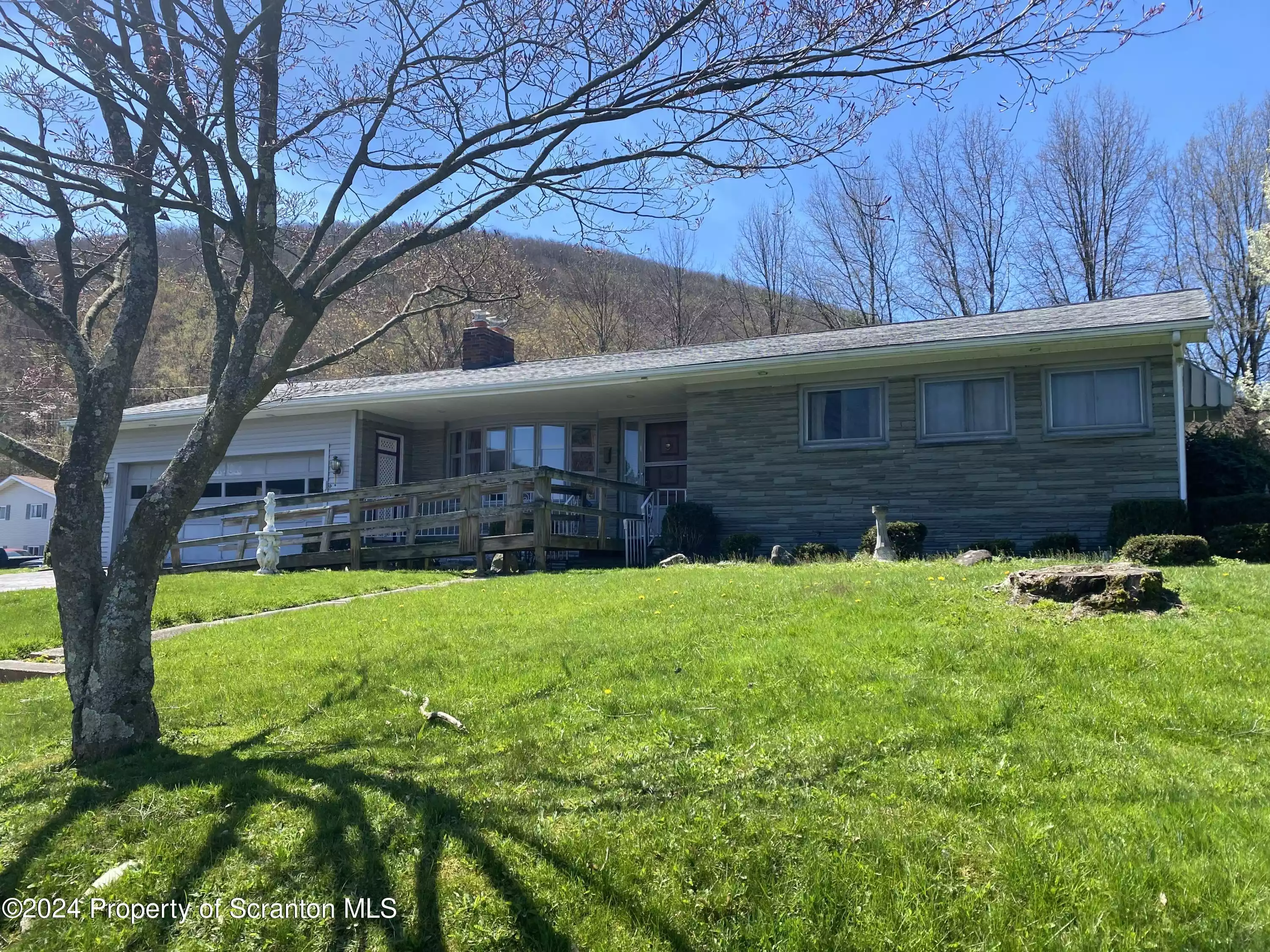 10 Mary Street, Scott Twp, Pennsylvania 18447, 6 Rooms Rooms,2 BathroomsBathrooms,Residential,For Sale,Mary,GSBSC1833