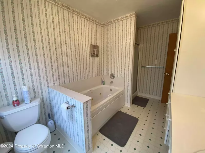 1615 Full Bathroom 3