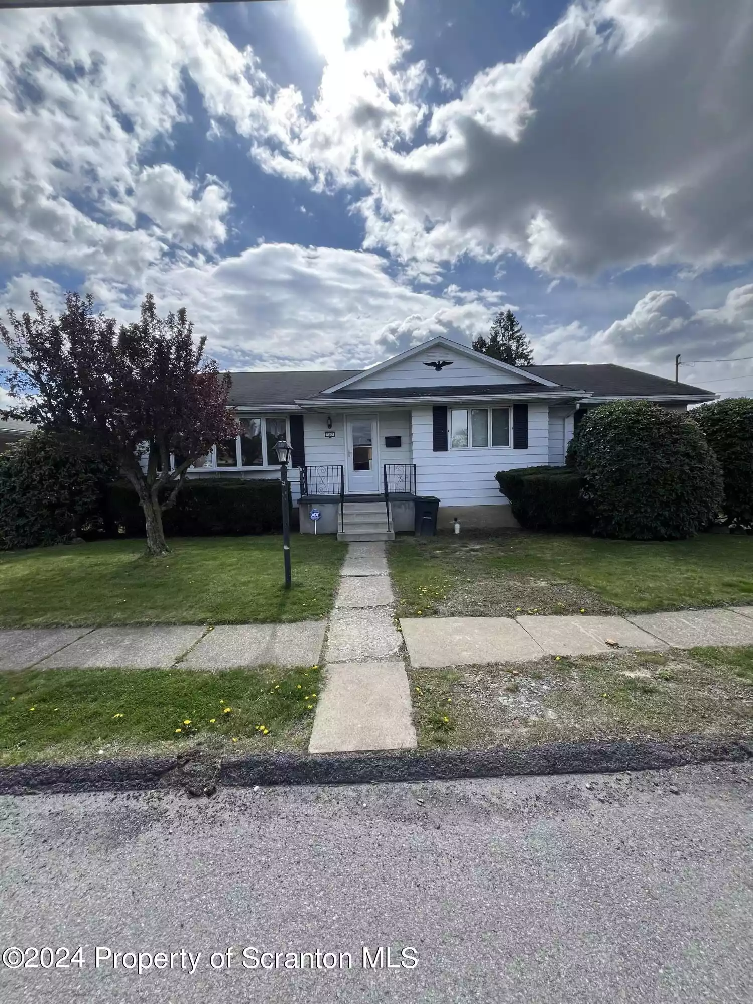 307 Ross Street, Dunmore, Pennsylvania 18512, 8 Rooms Rooms,1 BathroomBathrooms,Residential Lease,For Lease,Ross,GSBSC2267