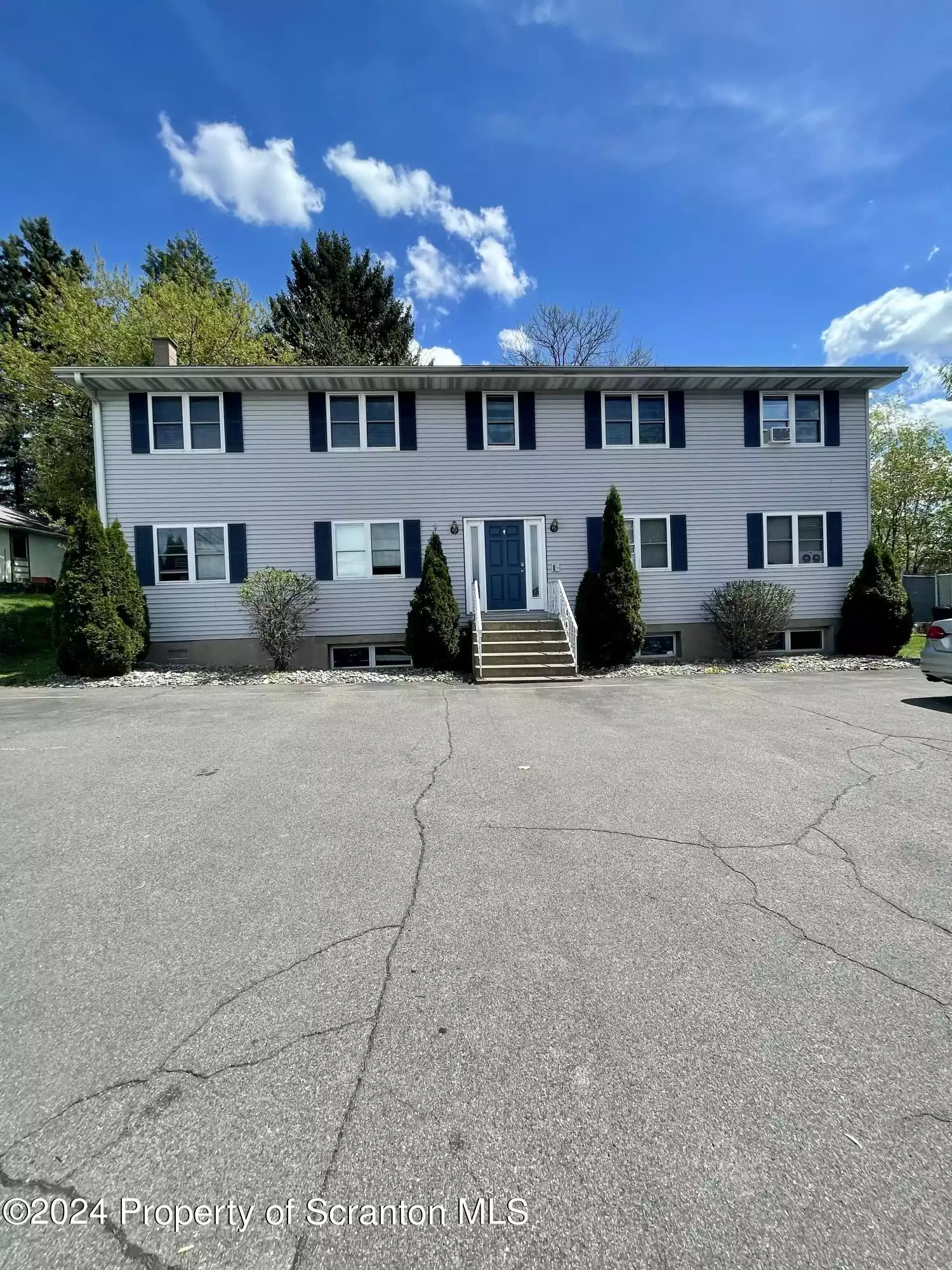 427 Smith Street, Dunmore, Pennsylvania 18512, 3 Rooms Rooms,1 BathroomBathrooms,Residential Lease,For Lease,Smith,GSBSC2303