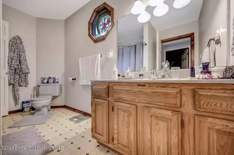 Upstairs - Full Bathroom